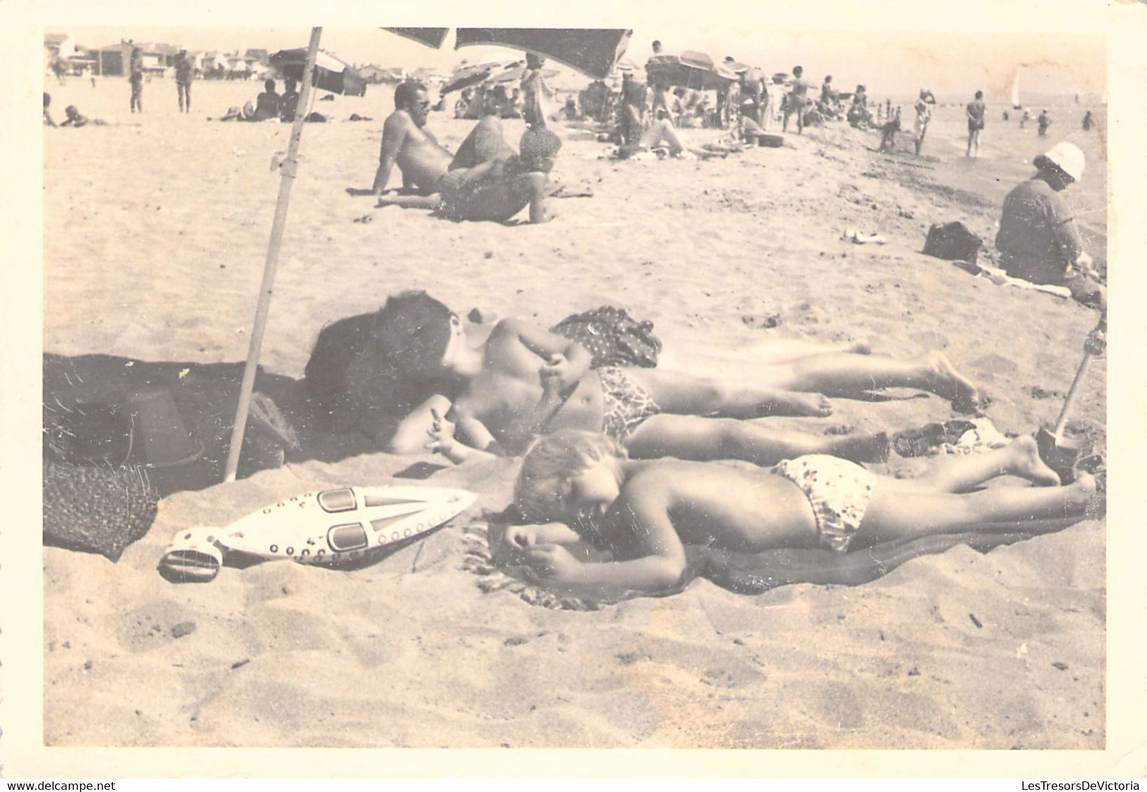 CPA - PHOTOGRAPHIE - 12.5*8.5 Cm - Deux Enfants Et Leur Maman Prennent Un Bain De Soleil Sur La Plage - Photographie