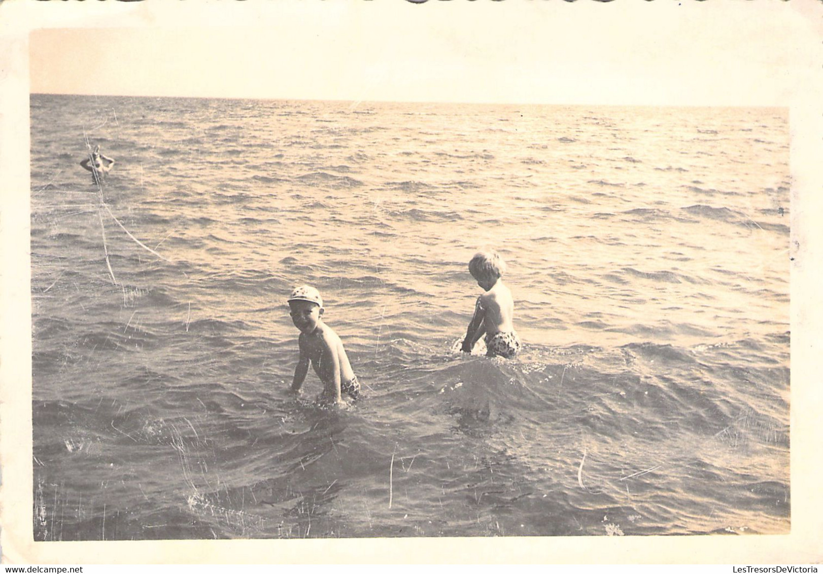 CPA - PHOTOGRAPHIE - 12.5*8.5 Cm - Deux Enfants Jouent Dans La Mer - Photographie