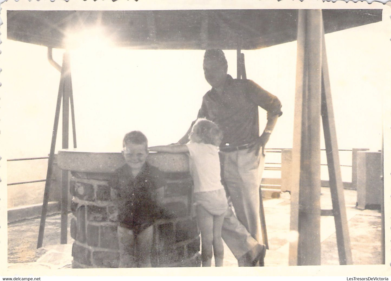 CPA - PHOTOGRAPHIE - 12.5*8.5 Cm - Un Pêre Et Ses Deux Enfants - Photographs