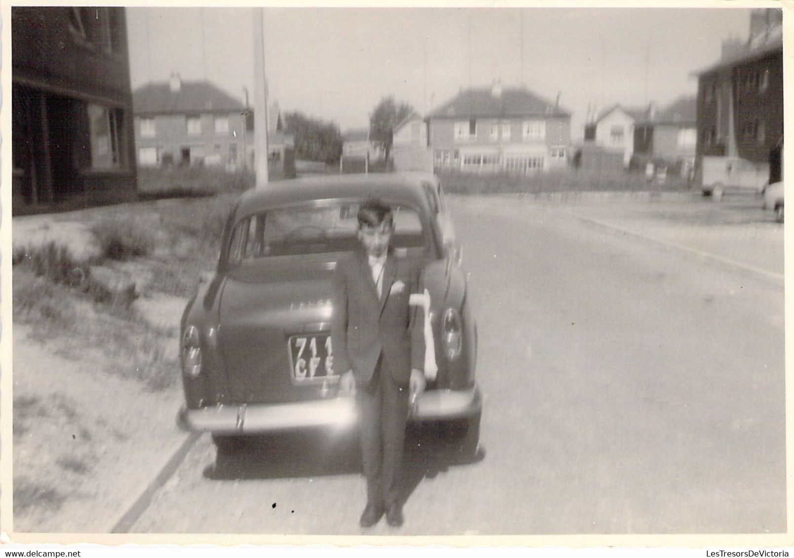 CPA - PHOTOGRAPHIE - 12*8.5 Cm - Un Enfant En Costume Pose Devant Une Voiture - Photographie