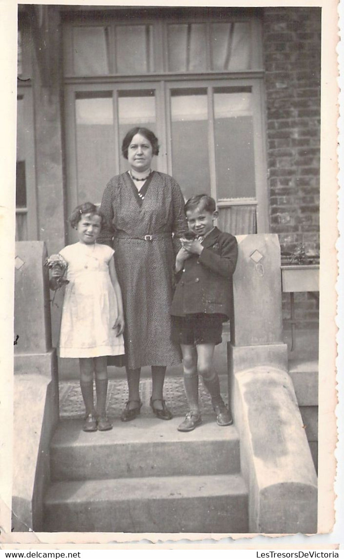 CPA - PHOTOGRAPHIE - 11*7 Cm - Mêre De Famille Et Ses Deux Enfants - Photographs