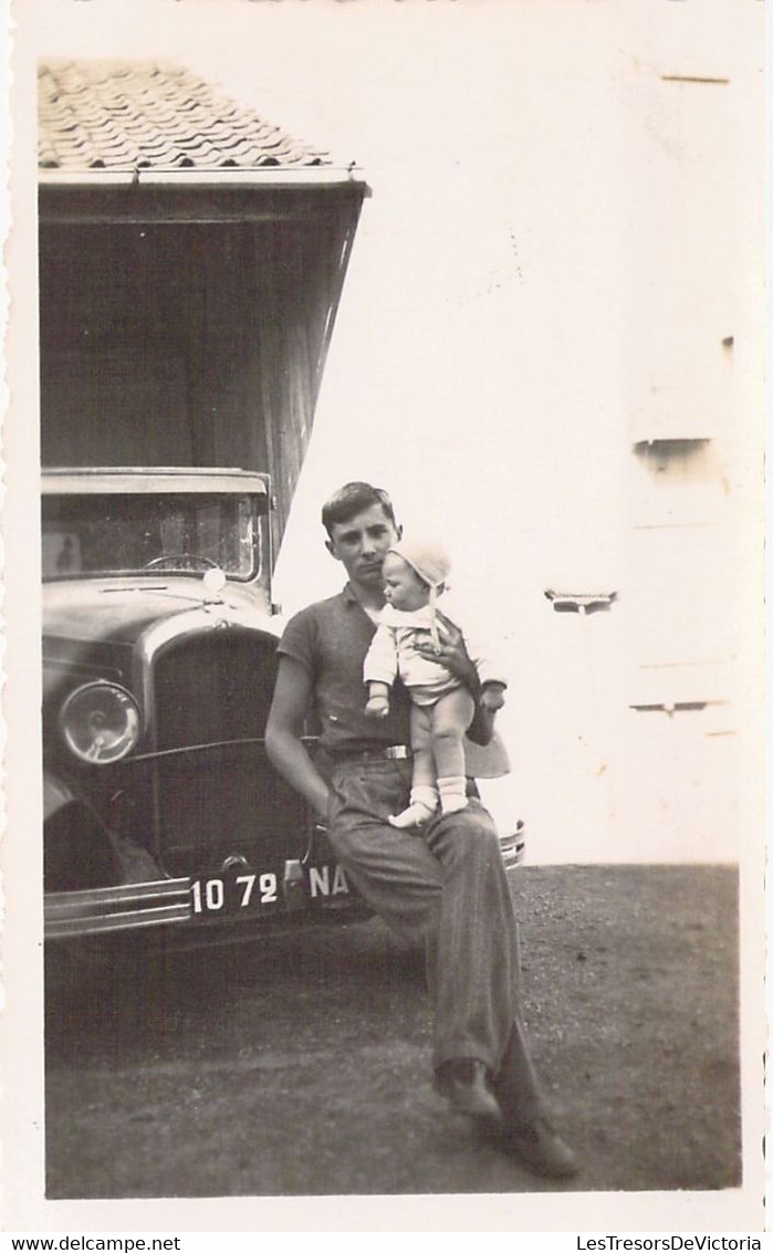 CPA - PHOTOGRAPHIE - 11*7 Cm - Homme Et Son Enfant à Bras Posent Devant Une Camionnette - Photographie