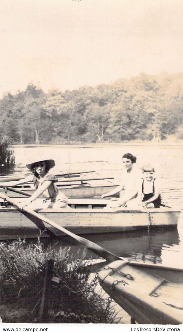 CPA - PHOTOGRAPHIE - 10.5*6 Cm - Deux Femmes Et Enfant En Barque - Photographie