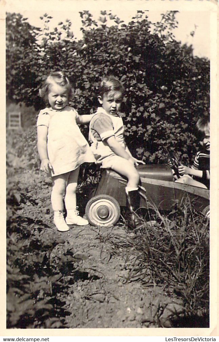 CPA - PHOTOGRAPHIE - 8.5*5.5 Cm - Trois Enfants Jouent Avec Une Voiture Jouet - Photographs