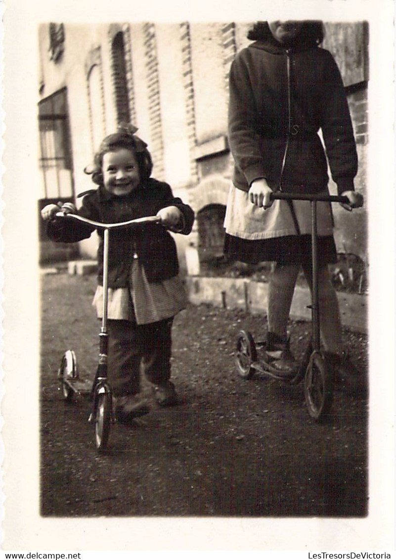 CPA - PHOTOGRAPHIE - 8.5*5.5 Cm - Petite Fille Souriante Sur Une Trotinette - Photographs