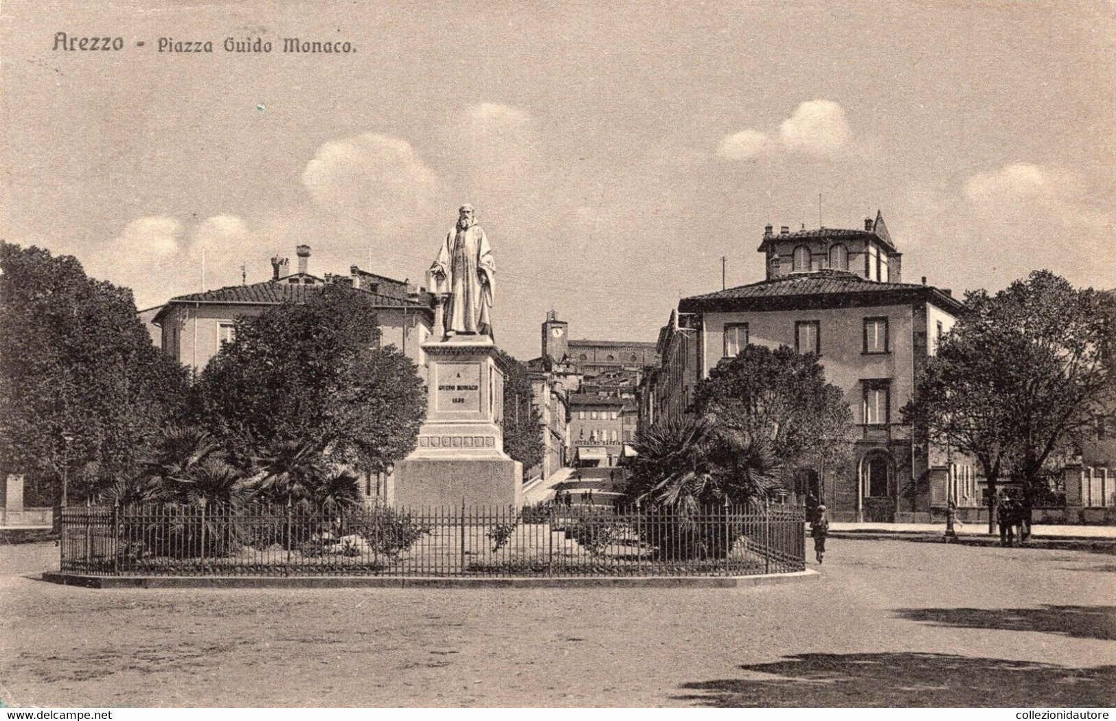 AREZZO - CARTOLINA FP SPEDITA NEL 1919 - PIAZZA GUIDO MONACO - ANIMATA - Arezzo