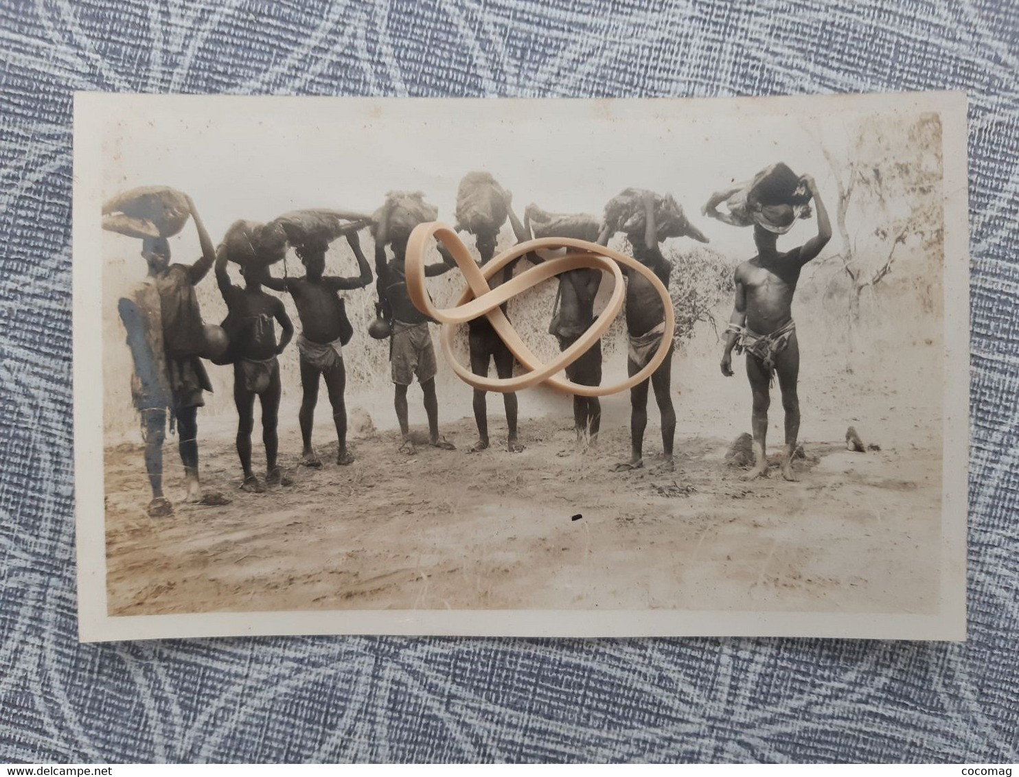 BENIN DAHOMEY PHOTO  SAFARI  LA CHASSE HOMMES TRANSPORTANT LA VIANDE  TROPHE PHOTO DEBUT 1900 - Benin