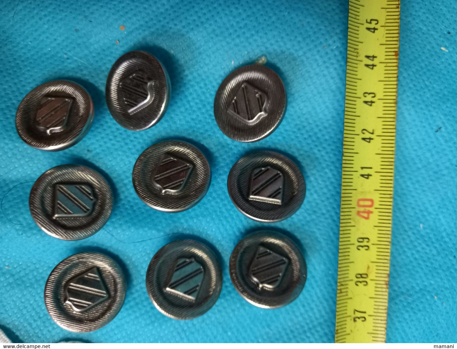 Lot De 9 Boutons Métal Avec Ecusson - Buttons