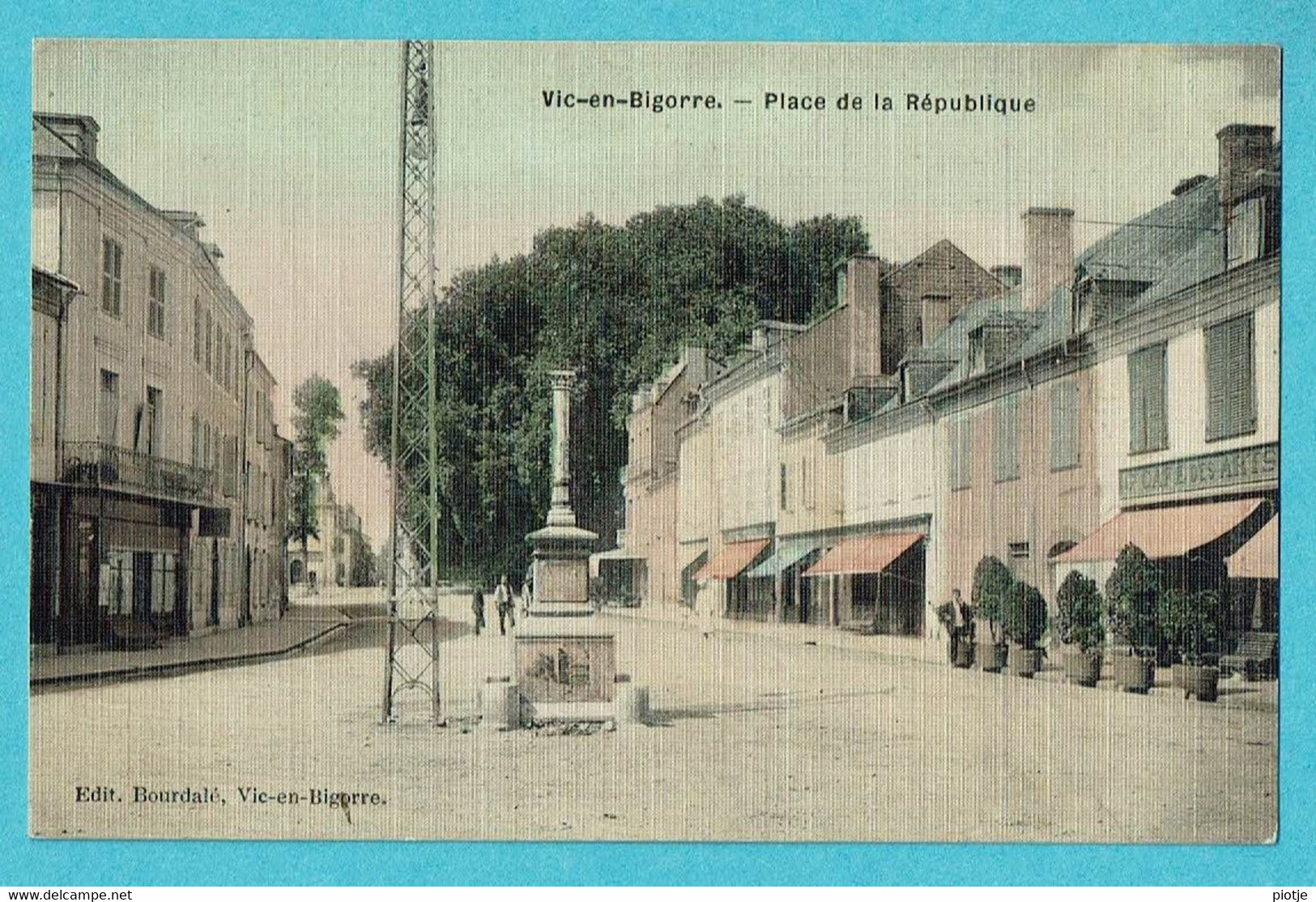 * Vic Sur Bigorre (Dép 65 - Hautes Pyrénées - France) * (Edit Bourdalé - Couleur) Place De La République, Café, TOP - Vic Sur Bigorre