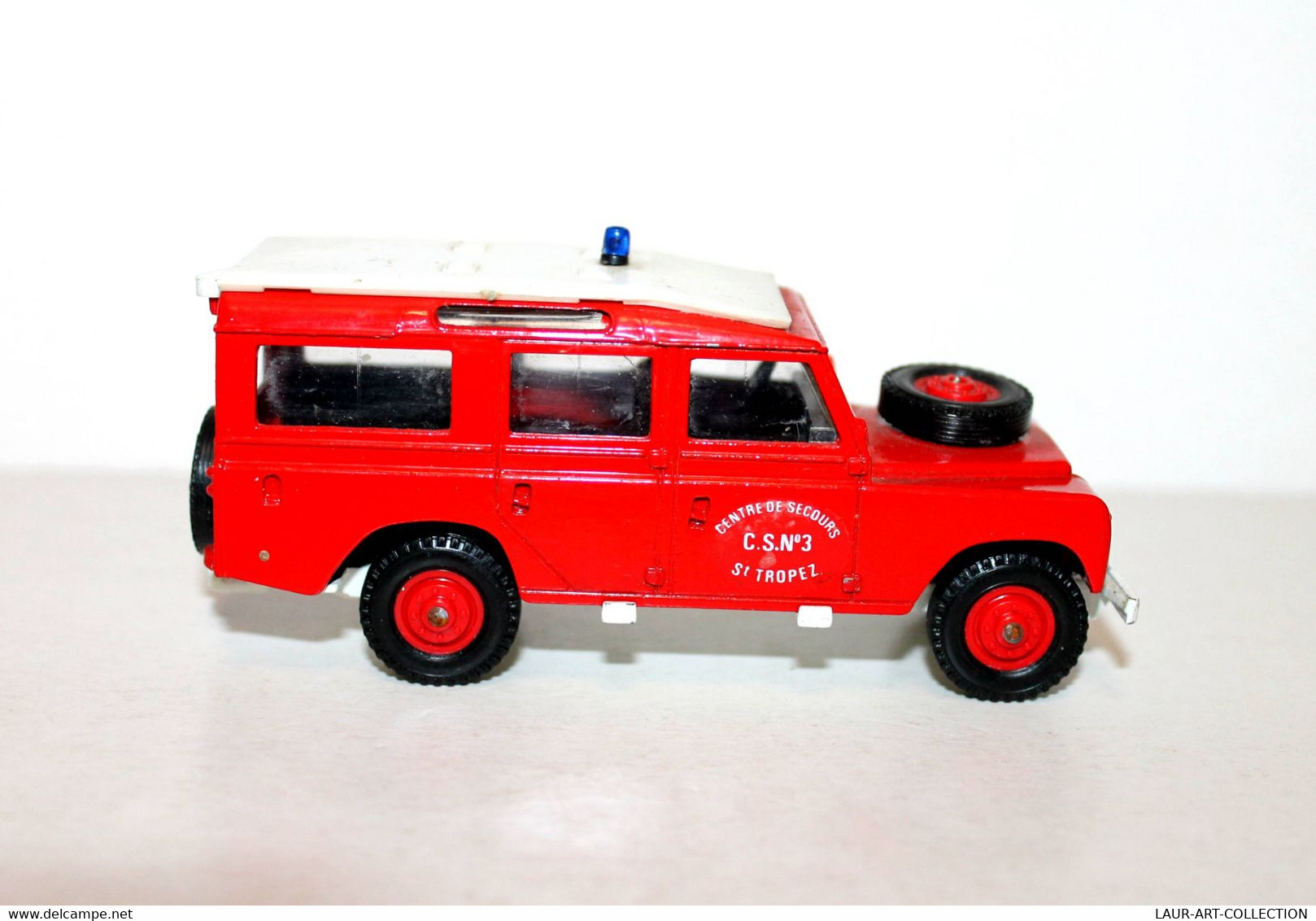 SOLIDO - LAND ROVER 109 - CAMION POMPIER - 1/43, CENTRE DE SECOURS N°3 ST TROPEZ, AUTOMOBILE MINIATURE ANCIENNE (2811.4) - Vrachtwagens, Bus En Werken