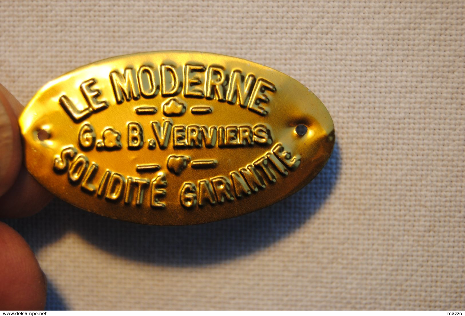 583/Petite Plaque Métall.ovale (5,2 X 3 Cm) "LE  MODERNE" VERVIERS - Plaques En Tôle (après 1960)