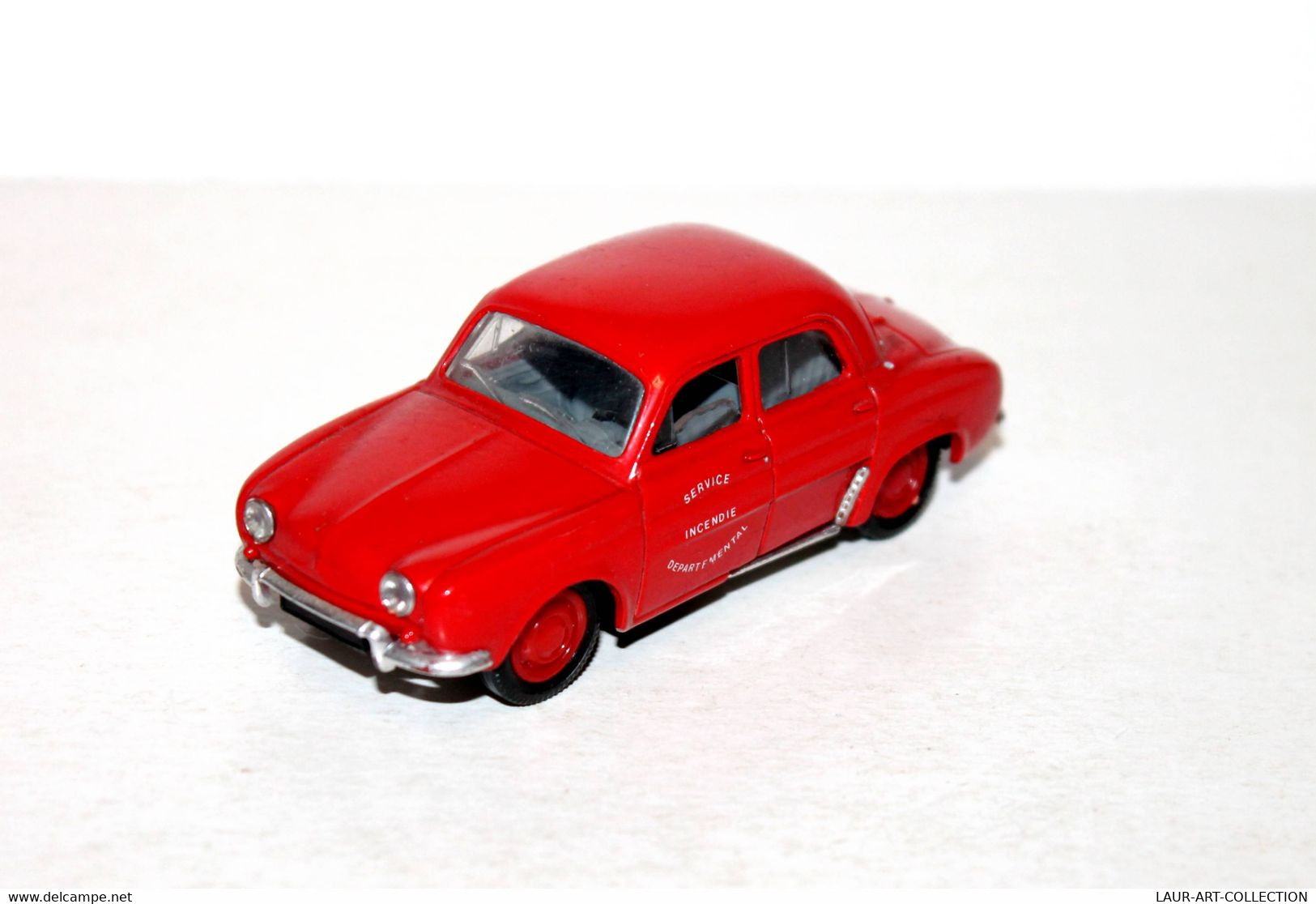 SOLIDO - RENAULT DAUPHINE, VOITURE POMPIER 1/43 - SERVICE INCENDIE DEPARTEMENTAL - VOITURE AUTOMOBILE MINIATURE (2811.8) - Camions, Bus Et Construction