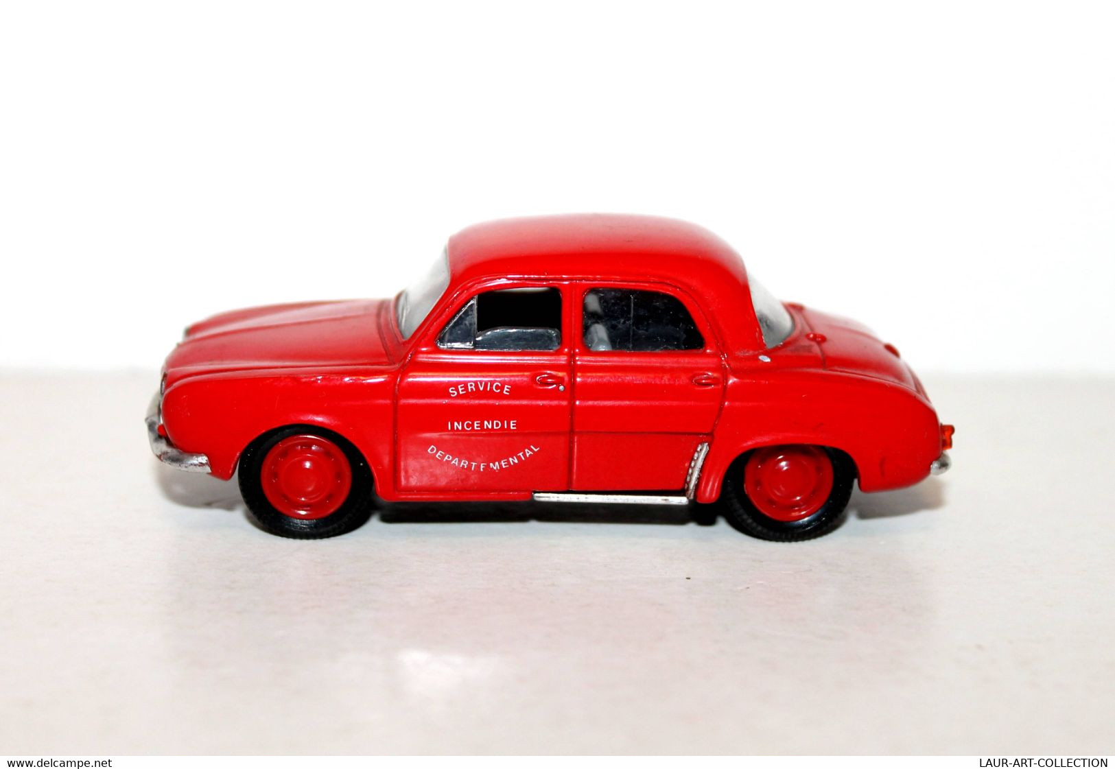 SOLIDO - RENAULT DAUPHINE, VOITURE POMPIER 1/43 - SERVICE INCENDIE DEPARTEMENTAL - VOITURE AUTOMOBILE MINIATURE (2811.8) - Camions, Bus Et Construction