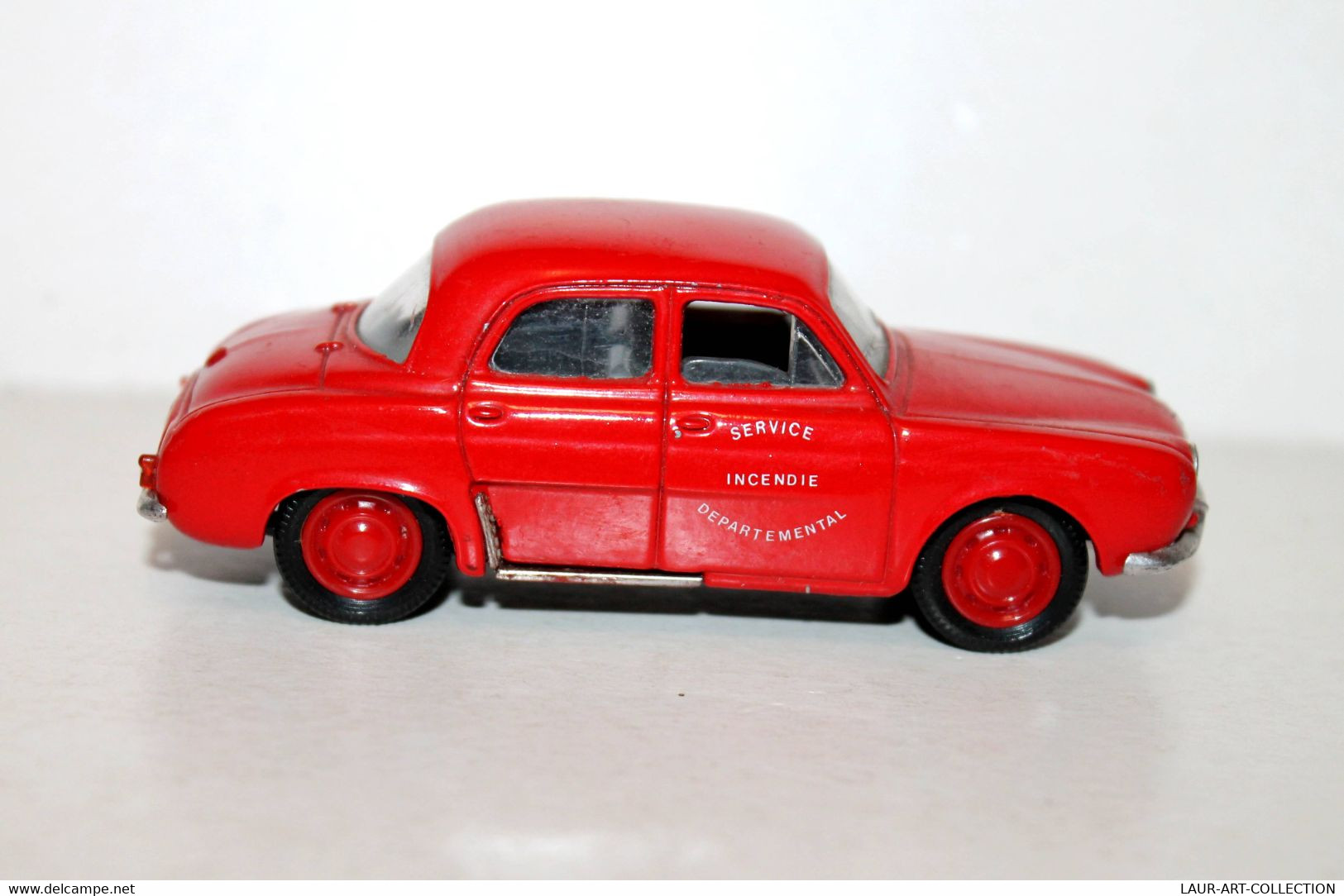 SOLIDO - RENAULT DAUPHINE, VOITURE POMPIER 1/43 - SERVICE INCENDIE DEPARTEMENTAL - VOITURE AUTOMOBILE MINIATURE (2811.8) - Camions, Bus Et Construction