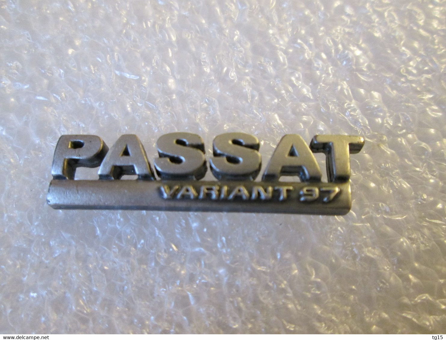 PIN'S    VOLKSWAGEN  PASSAT   VARIANT 97   Zamak - Volkswagen