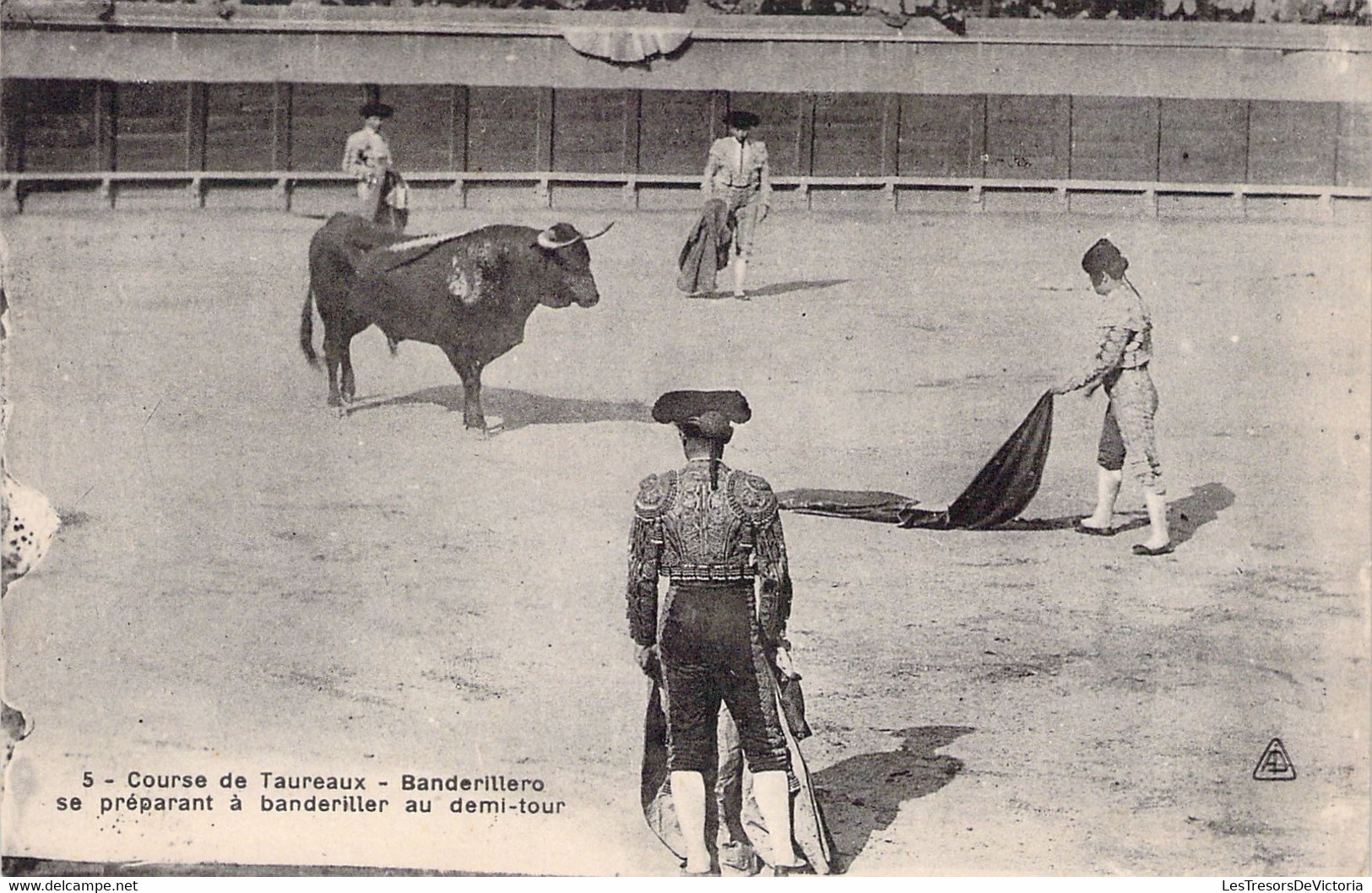 CPA - CORRIDA - 5 - Course De Taureaux - Banderillero Se Préparant à Banderiller Au Demi Tour - Stierkampf