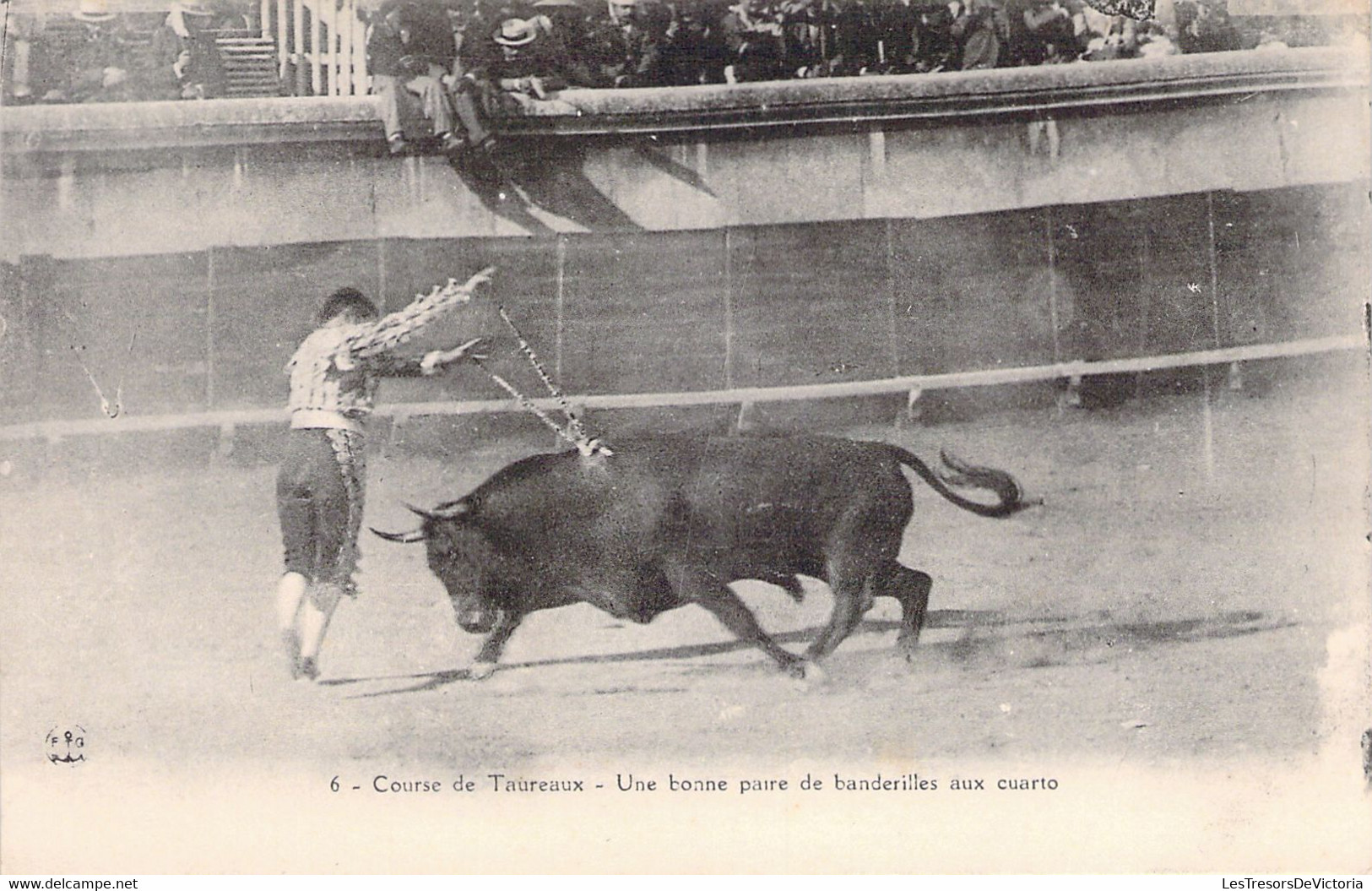 CPA - CORRIDA - 6 - Course De Taureaux - Une Bonne Paire De Banderilles Aux Cuarto - Stierkampf