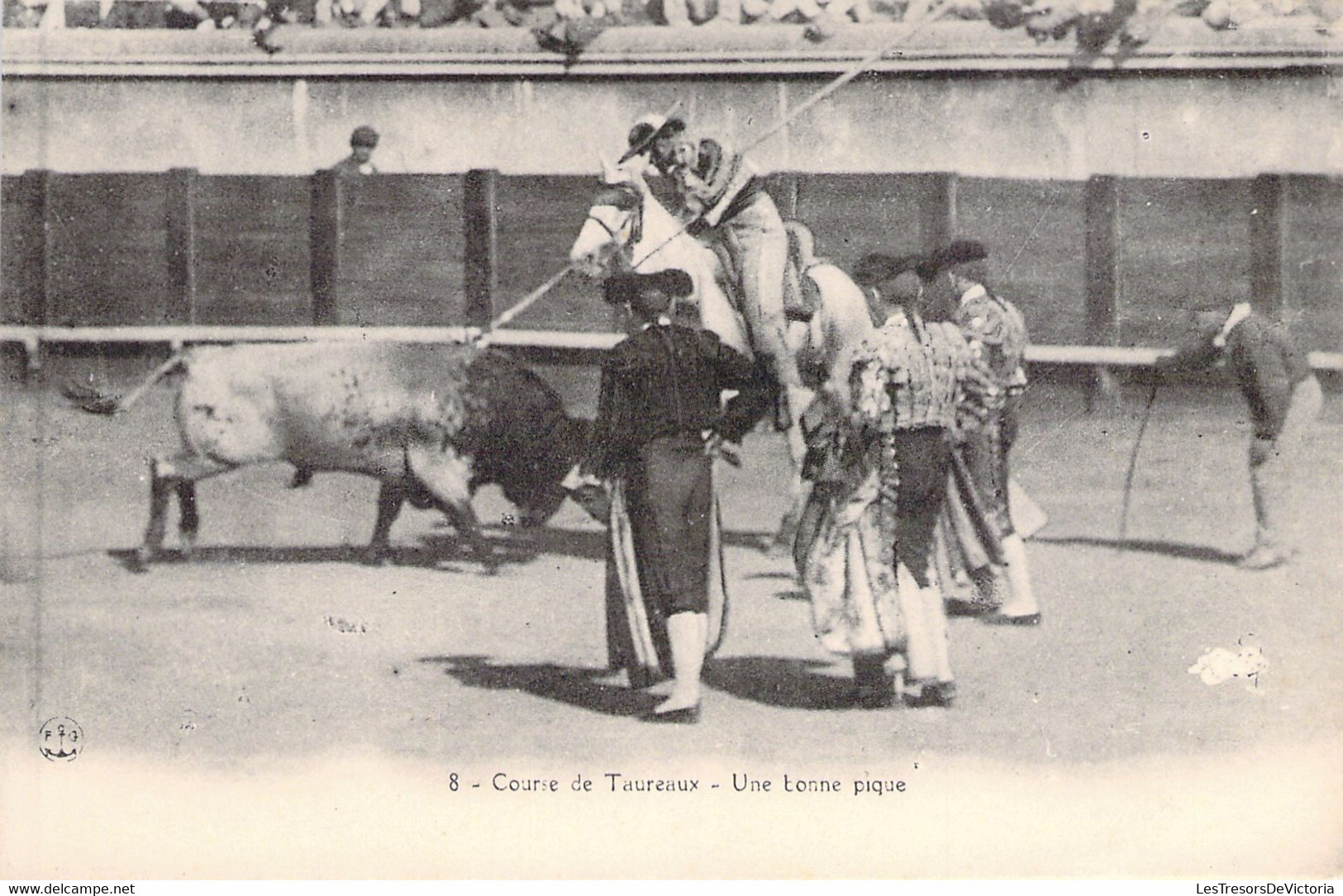 CPA - CORRIDA - 8 - Course De Taureaux - Une Bonne Pique - Cheval Blanc - Corrida