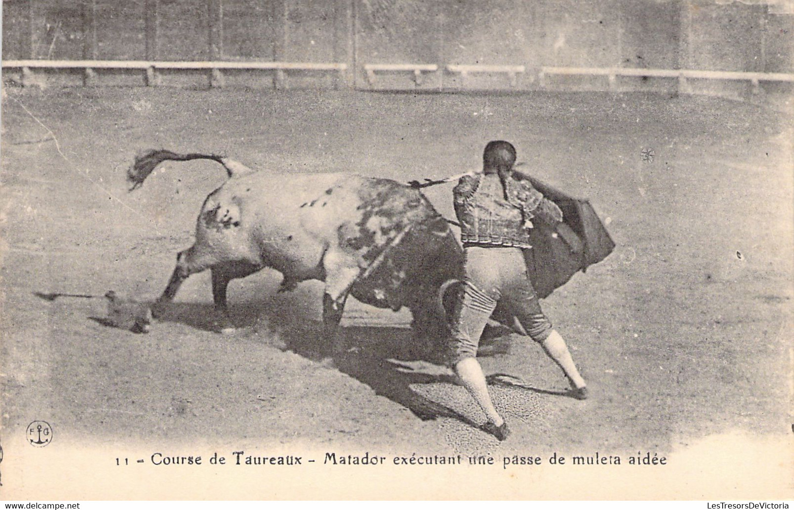 CPA - CORRIDA - 11 - Course De Taureaux - Toréador Exécutant Une Passe De Muleta Aidée - Corridas