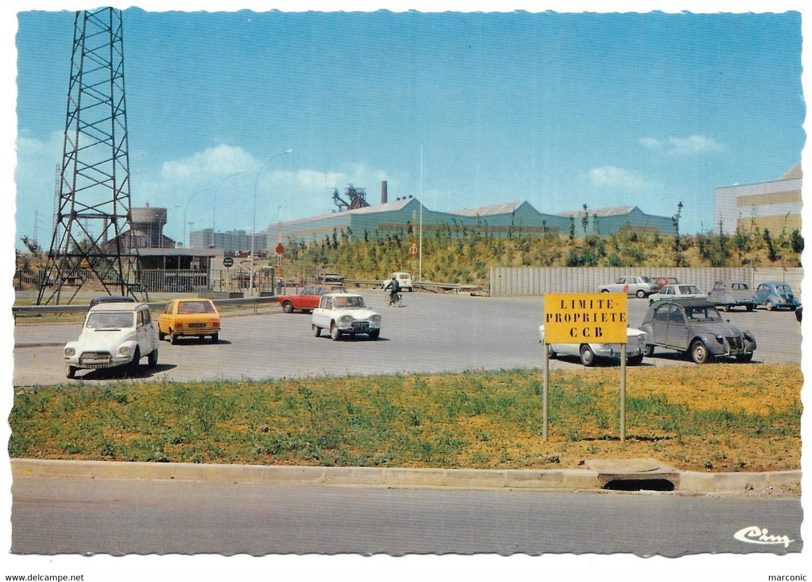 62 - ISBERGUES - L'Usine C.C.B. - Voitures Sur Parking 2 CV, Ami6 - Isbergues