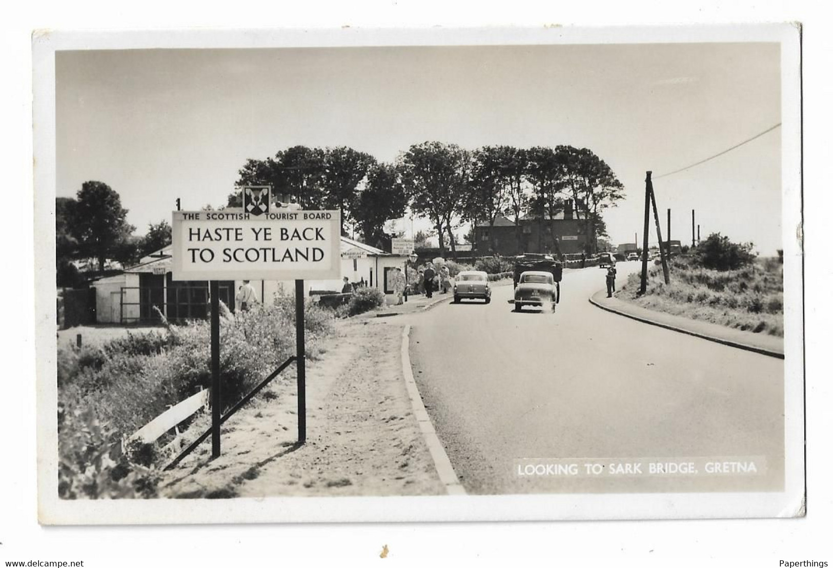 Real Photo Postcard, Scotland, Dumfries And Galloway, Gretna Looking To Sark Bridge, Cars, Road, House. - Dumfriesshire