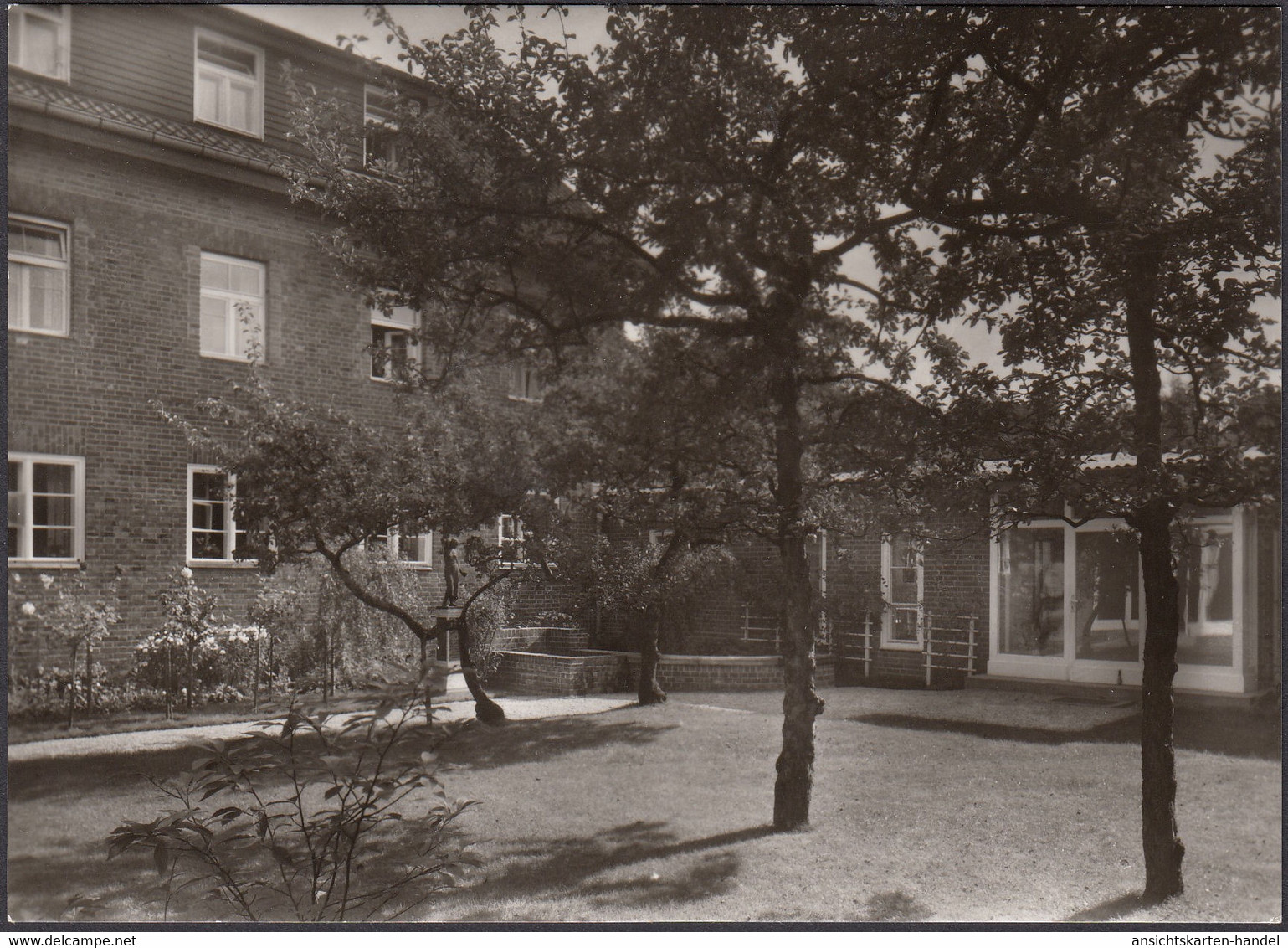 AK Berlin, DRK Schwesternschaft Märkisches Haus, Innenhof, Ungelaufen - Charlottenburg
