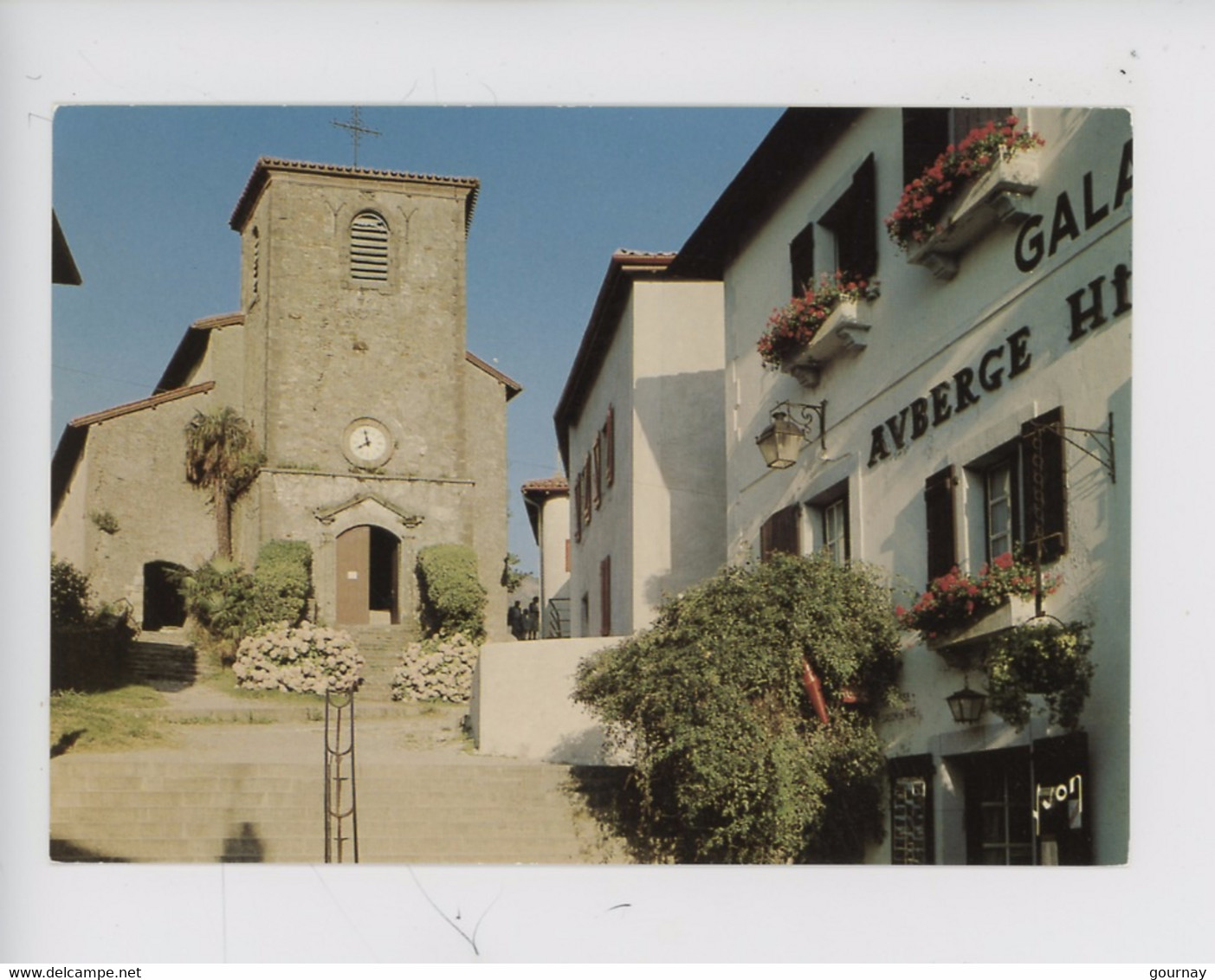 Biriatou, Au Coeur Du Village L'église Saint Martin Près Du Fronton (auberge Hiribarren Galant) Cp Vierge N°6496 Yvon - Biriatou