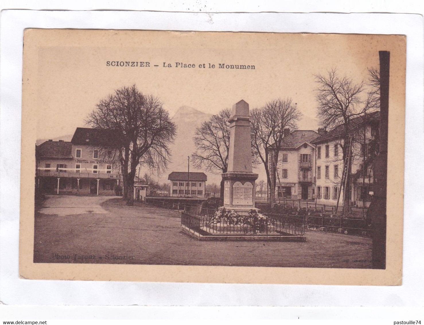 CPA :  14 X 9  -  SCIONZIER  -  La  Place  Et  Le  Monument - Scionzier