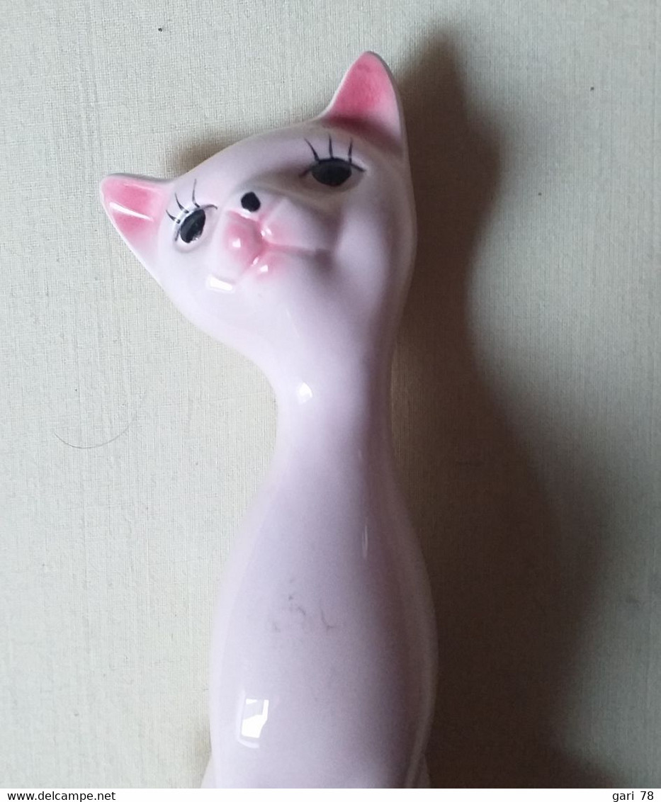 Couple De  Chats En Porcelaine De Couleur Rose, Hauteur 21 Cm - Katten