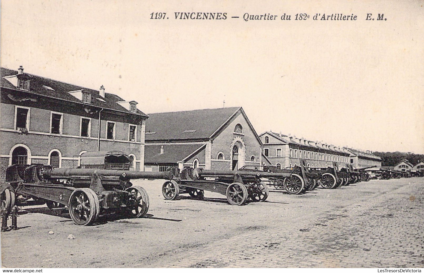 CPA - MILITARIAT - REGIMENT - Vincennes - Quartier Du 182è D'Artillerie - EM - Régiments