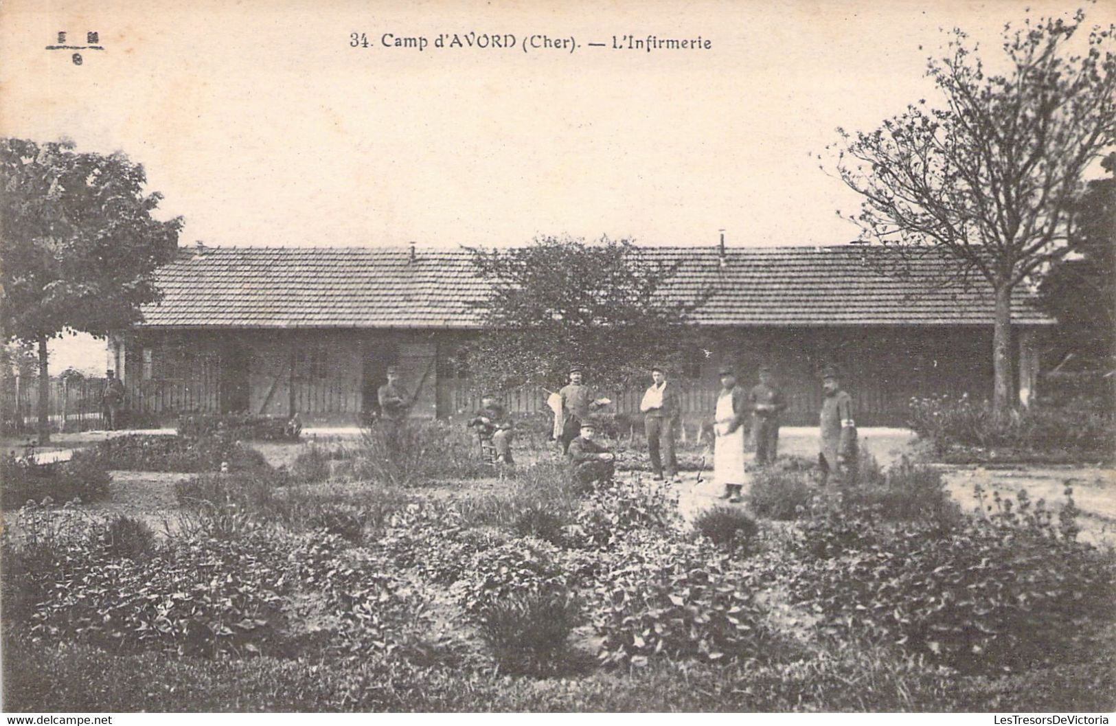 CPA - MILITARIAT - CASERNE - CAMP D'AVORD - L'Infanterie - Animée- EM 34 - Barracks