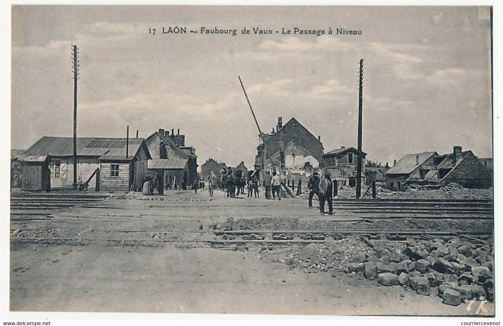 CPA - LAON (Aisne) - Faubourg De Vaux - Le Passage à Niveau - Laon