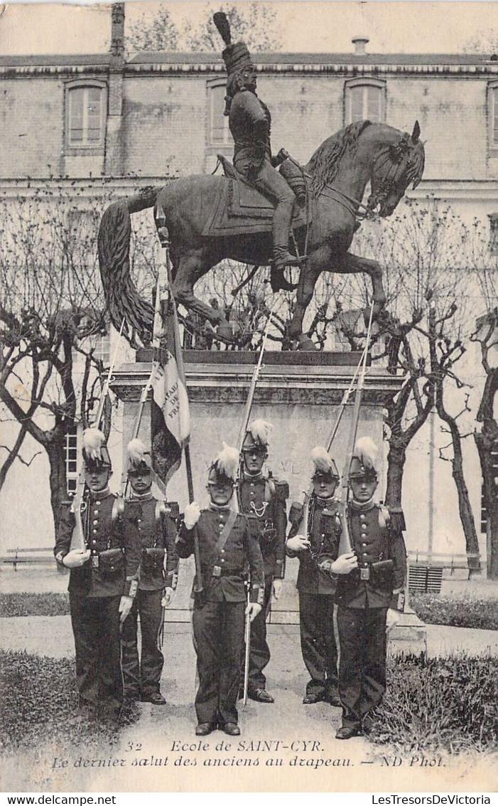 CPA - MILITARIAT - CASERNE - Ecole De St CYR - Le Dernier Salut Des Anciens Au Drapeau - ND PHOT - Casernes