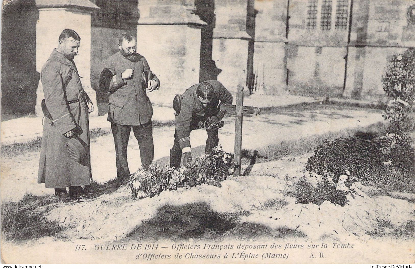 CPA - MILITARIAT - L'Epine (Marne) - Officiers Français Déposant Des Fleurs Sur La Tombe D'Officiers De Chasseurs - Guerre 1914-18