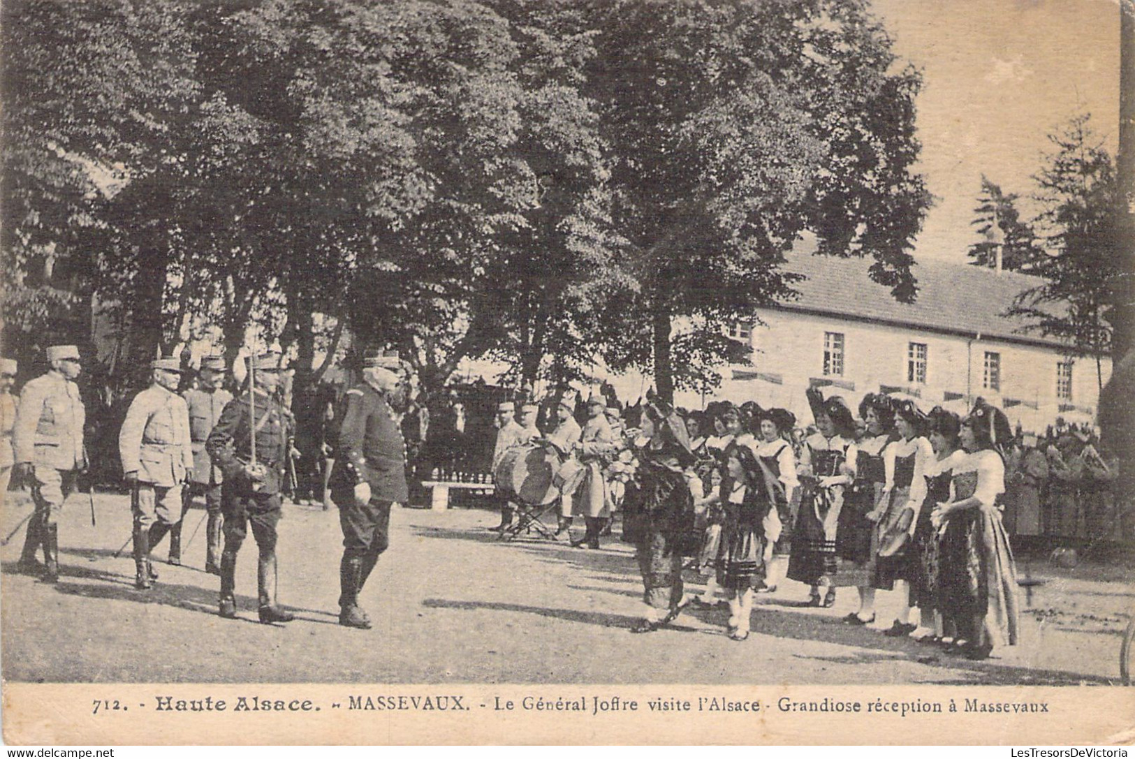 CPA - MILITARIAT - PERSONNAGE - Le Général JOFFRE Visite L'Alsace à Massevaux - Personnages