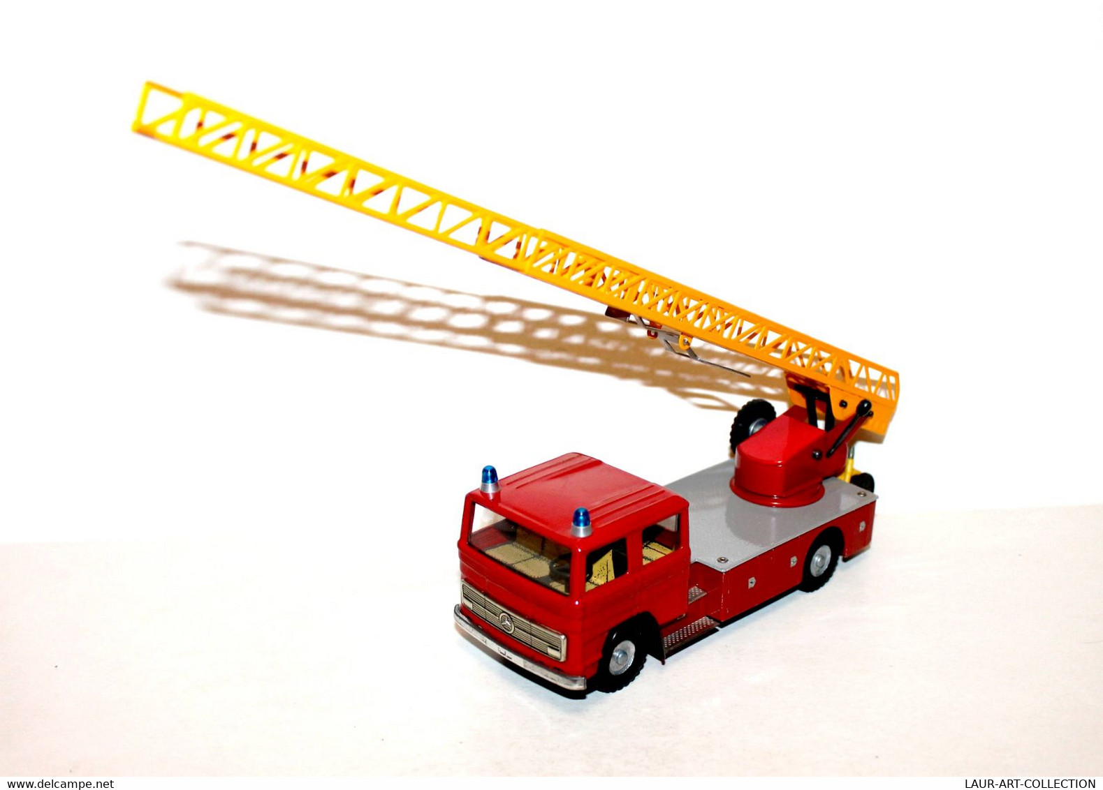 KOVAP TIN TOY - MERCEDES BENZ CAMION VEHICULE ECHELLE POMPIERS MINIATURE EN TOLE - VOITURE AUTOMOBILE (2811.20) - Camions, Bus Et Construction