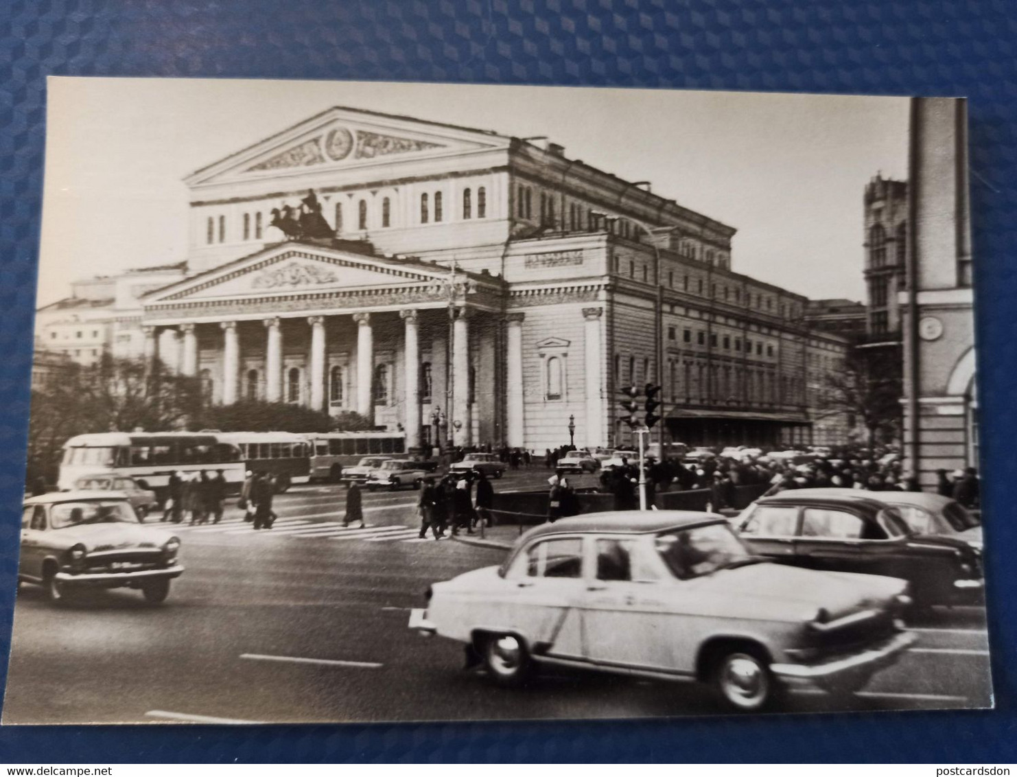 MOSCOW. BOLSHOI THEATER. TAXI Car Volga. GAZ - OLD USSR POSTCARD (1972) - Taxis & Huurvoertuigen