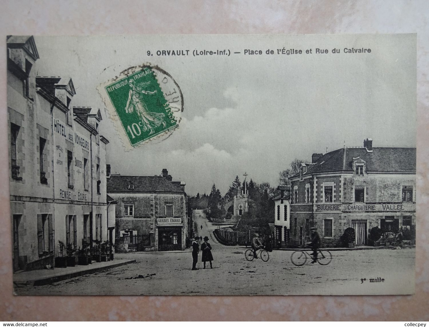 CPA 44 ORVAULT Place De L'église Et Rue Du Calvaire - Orvault