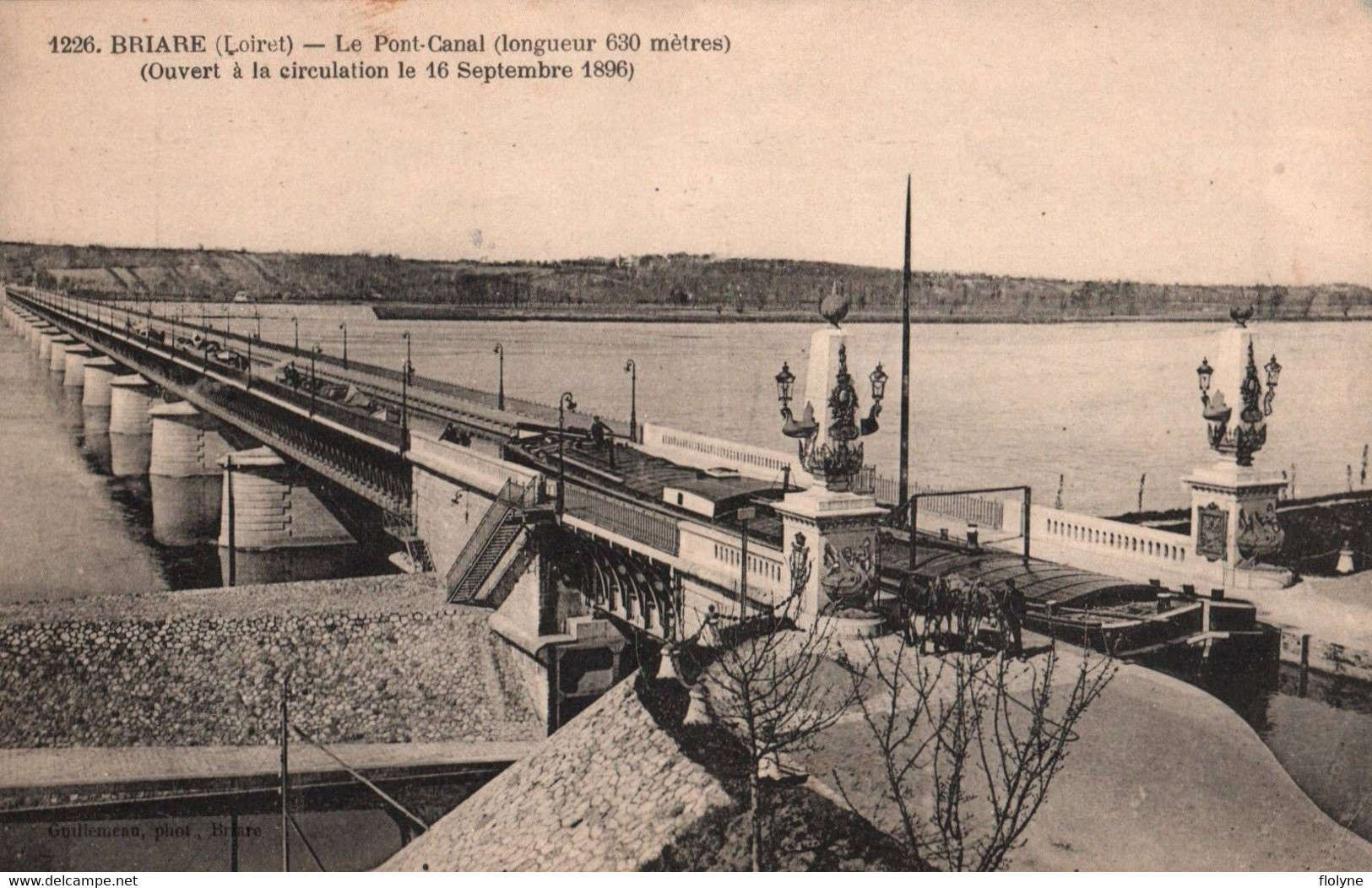 Briare - Le Pont Canal - Une Péniche Traversant - Batellerie - Briare