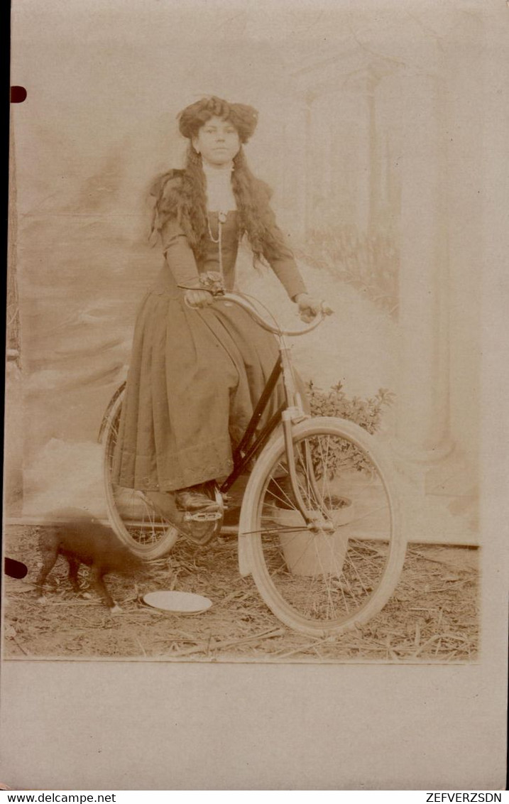 84 ROBION VAUCLUSE CARTE PHOTO FEMME VELO - Robion