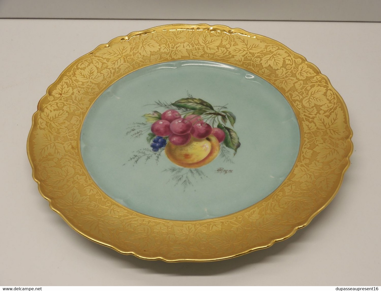 *BELLE ASSIETTE PORCELAINE LIMOGES THEODORE HAVILAND AILE OR Signée B ROGER E - Limoges (FRA)