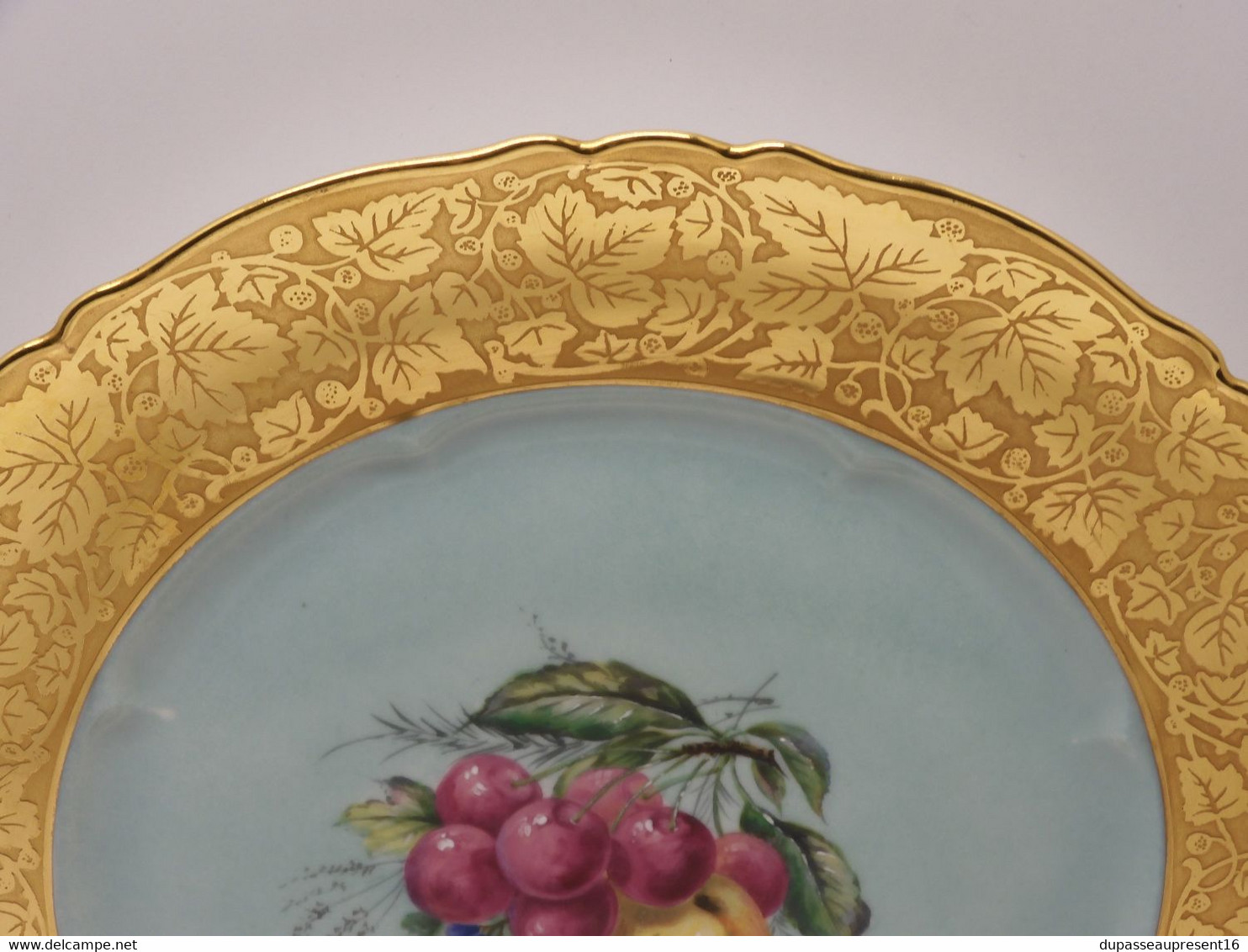 *BELLE ASSIETTE PORCELAINE LIMOGES THEODORE HAVILAND AILE OR signée B ROGER E