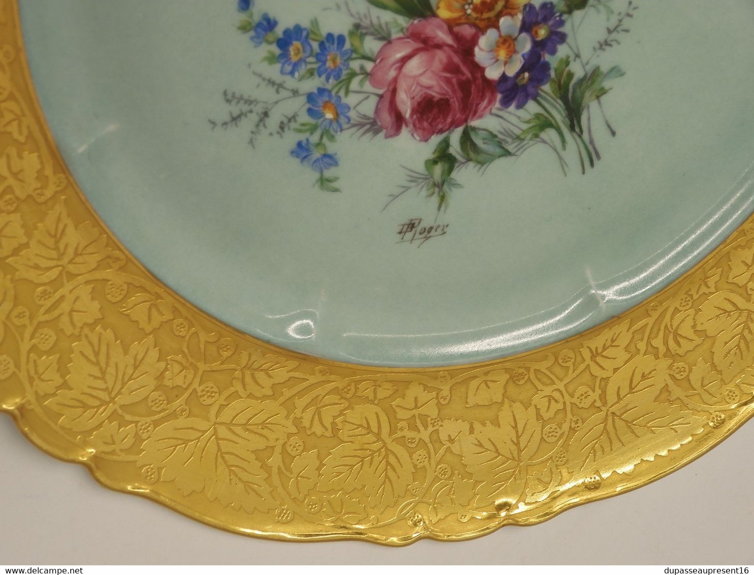 *BELLE ASSIETTE PORCELAINE LIMOGES THEODORE HAVILAND AILE OR signée B ROGER E