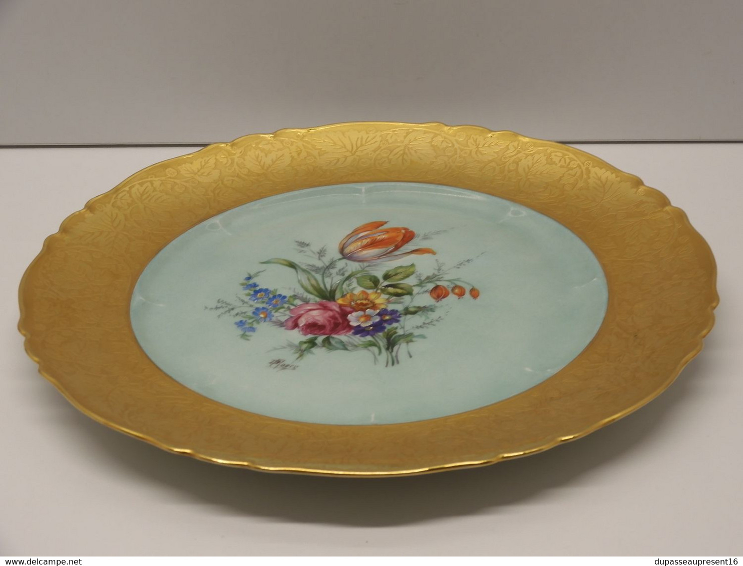 *BELLE ASSIETTE PORCELAINE LIMOGES THEODORE HAVILAND AILE OR signée B ROGER E