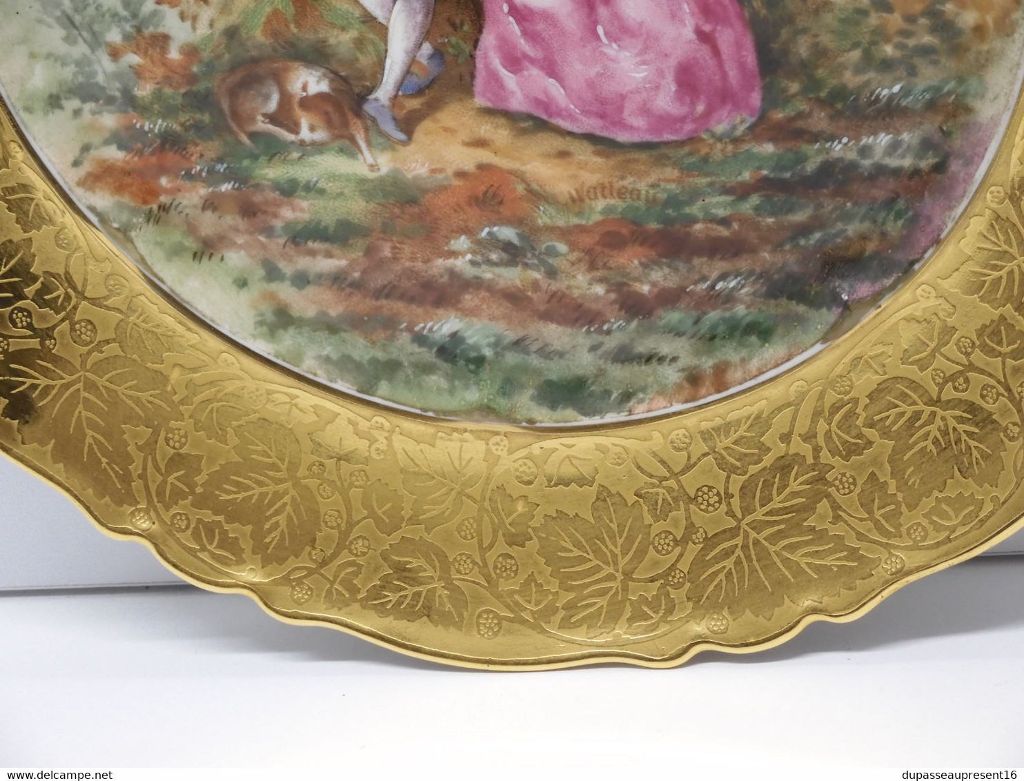 *BELLE ASSIETTE PORCELAINE LIMOGES THEODORE HAVILAND AILE OR d'aprés WATTEAU E