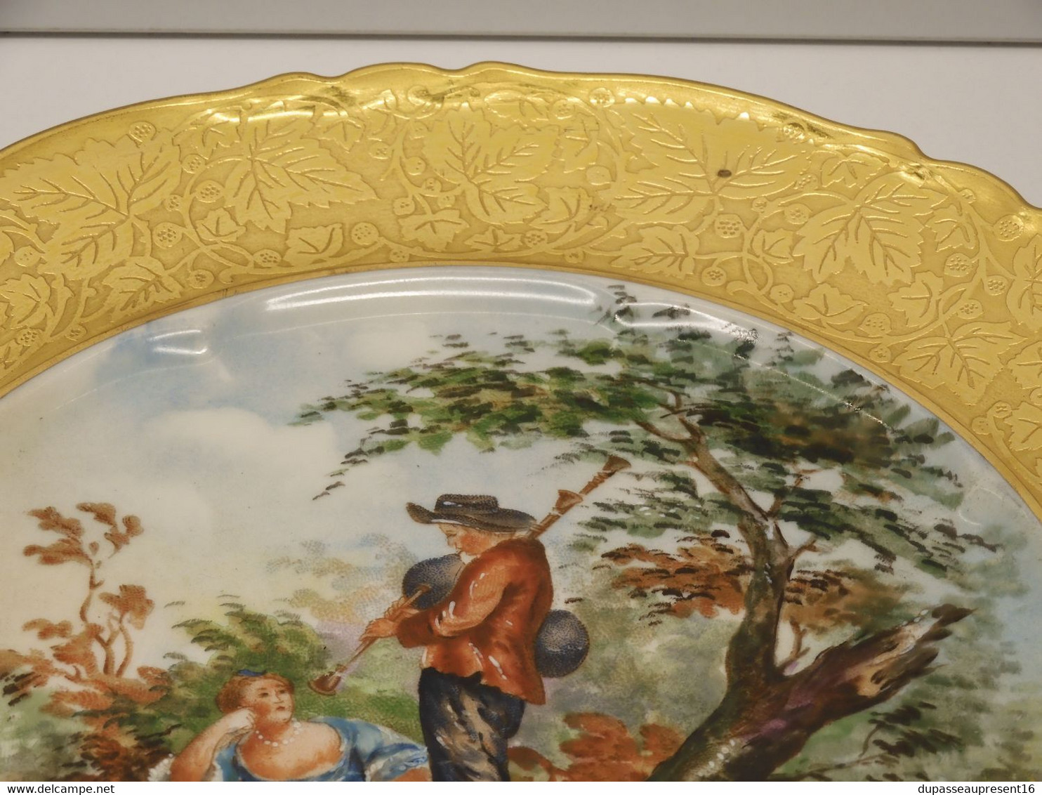 *BELLE ASSIETTE PORCELAINE LIMOGES THEODORE HAVILAND AILE OR D'aprés WATTEAU E - Limoges (FRA)