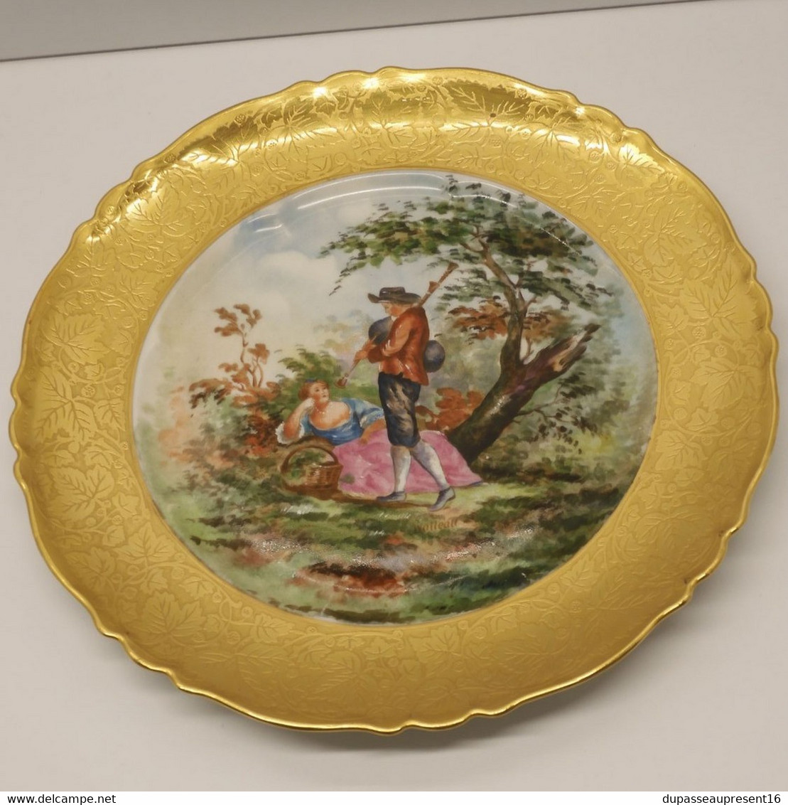 *BELLE ASSIETTE PORCELAINE LIMOGES THEODORE HAVILAND AILE OR d'aprés WATTEAU E