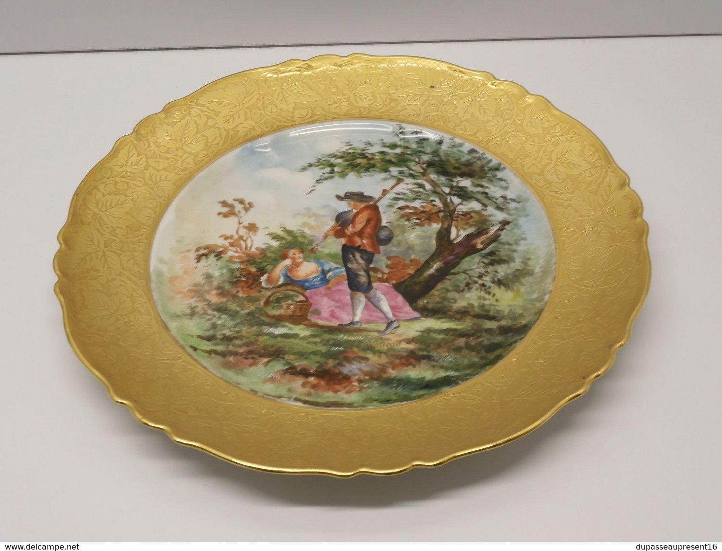 *BELLE ASSIETTE PORCELAINE LIMOGES THEODORE HAVILAND AILE OR d'aprés WATTEAU E