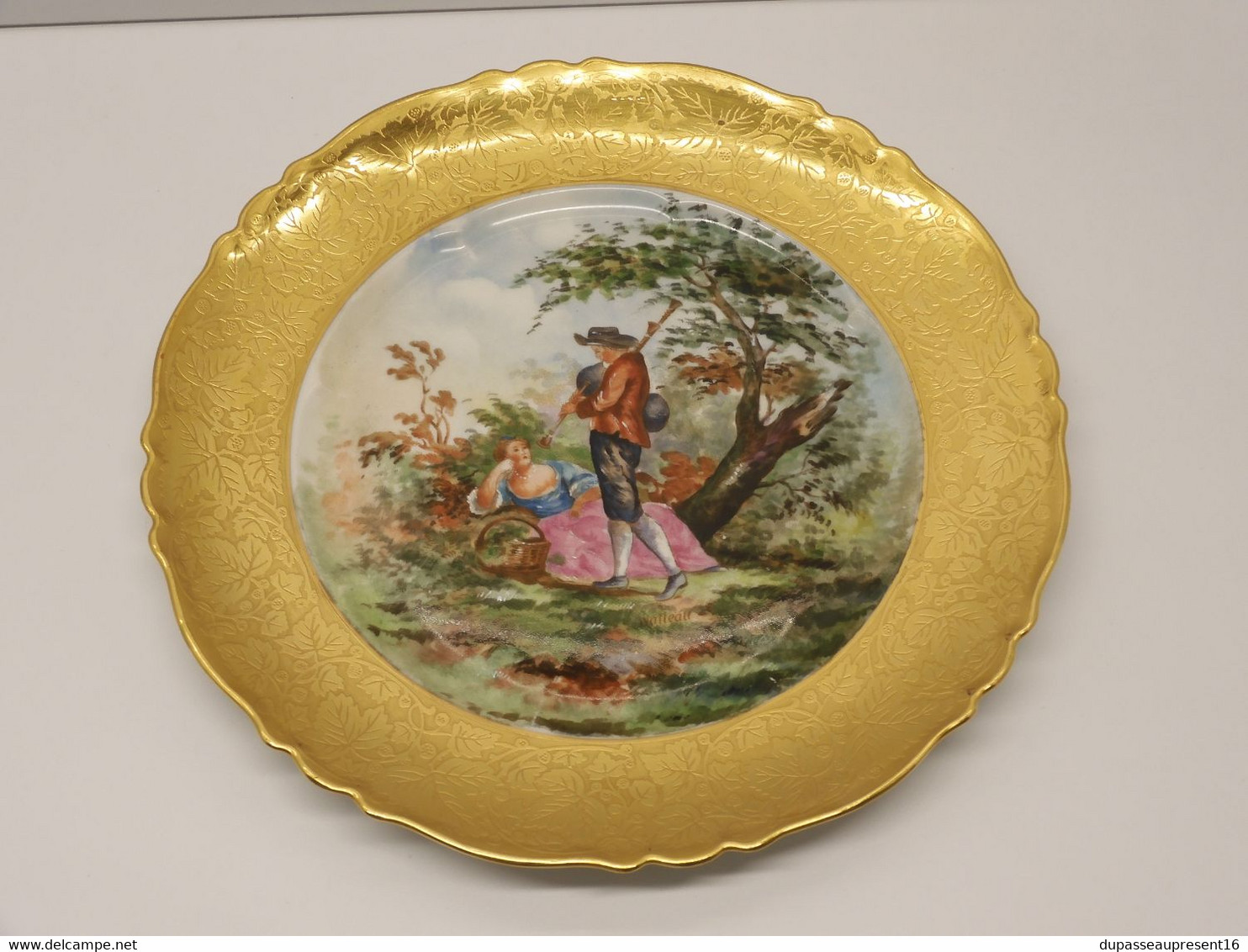 *BELLE ASSIETTE PORCELAINE LIMOGES THEODORE HAVILAND AILE OR d'aprés WATTEAU E