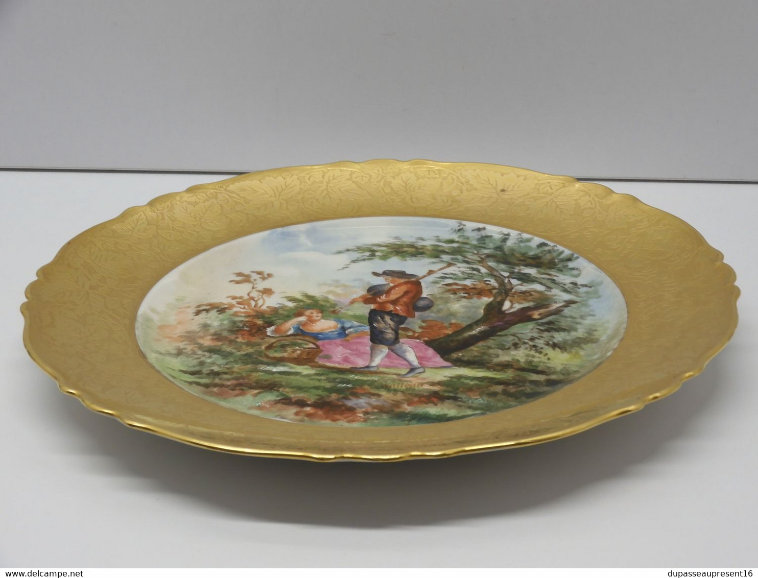 *BELLE ASSIETTE PORCELAINE LIMOGES THEODORE HAVILAND AILE OR d'aprés WATTEAU E